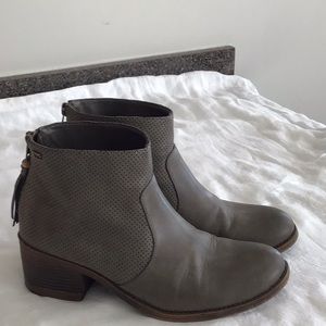 Billa Bong grey boots